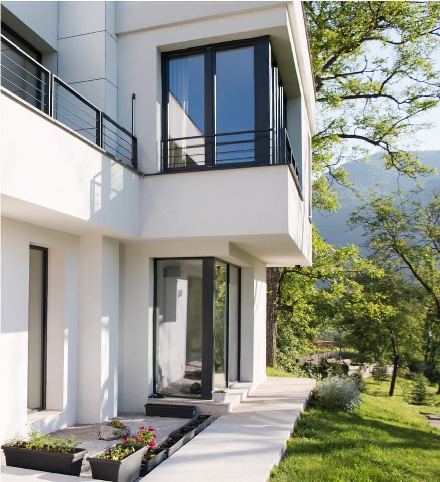 Fachada de casa residencial con jardín