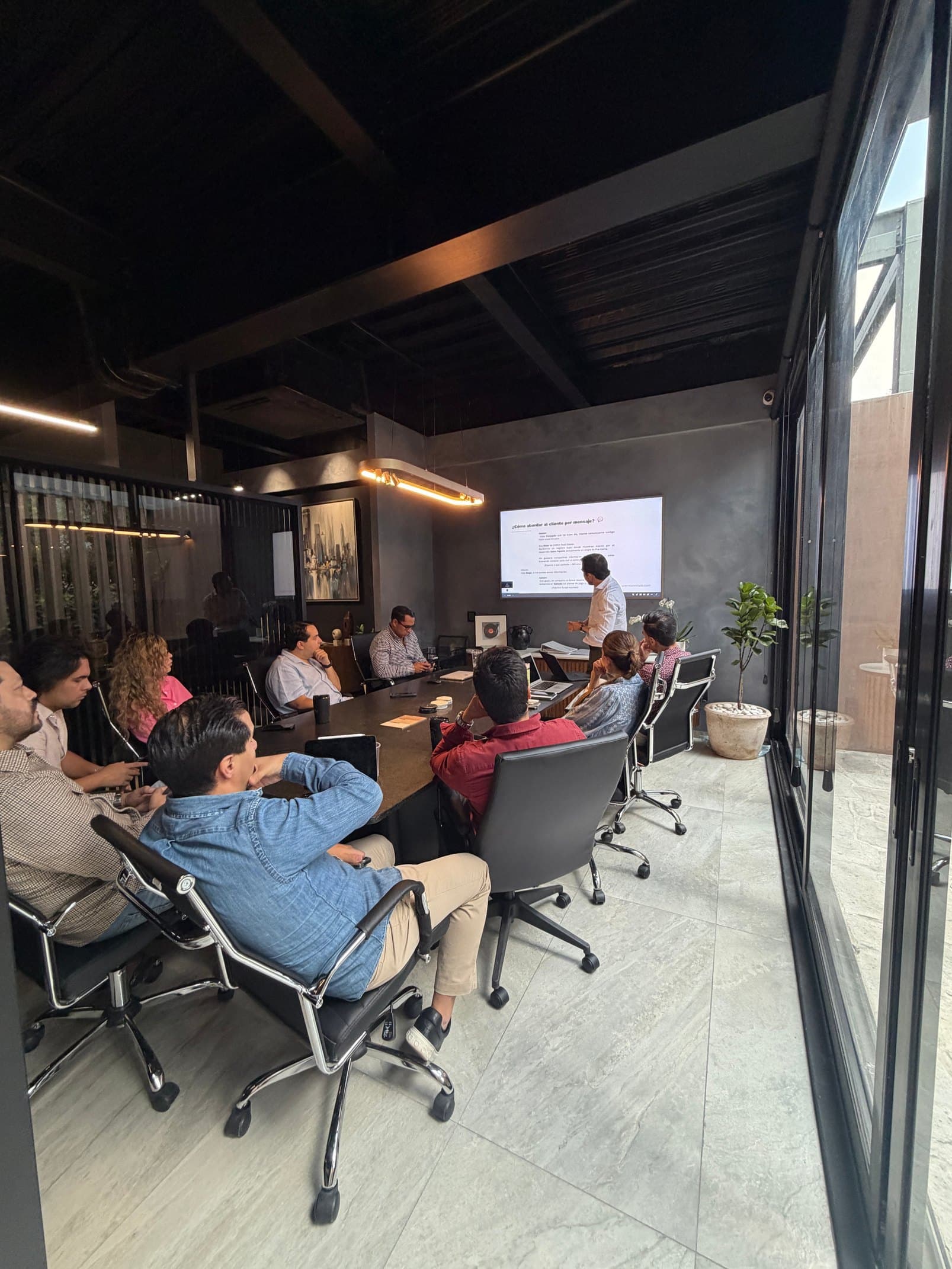 Junta del equipo CAREV en la sala de juntas